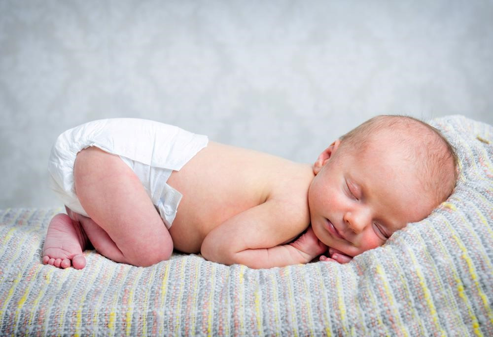 Can a baby sleep with a dirty diaper?