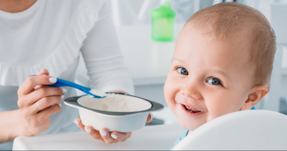 How long before bed should the baby have dinner?